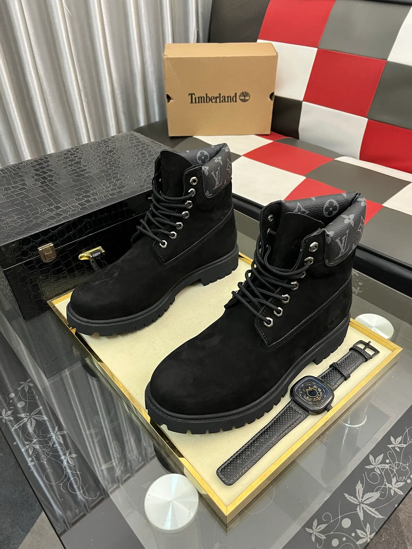 Ex-factory price: 458⌚️⌚️LV x Timberland Timberland joint model Presbyopia Embossed Rhubarb Boots Ankle Boots Short Boots LV x Timberland ankle boots are made of Monogram embossed waterproof nubuck cow leather, relying on the brand's exquisite craftsmanship to carefully reshape the classic Timberland 6-inch boot shape in Italy, with an eye-catching American workwear style. Created by Pharrell Williams 2025 autumn and winter menswear show. Monogram embossed tongue, original Timberland laces and outsole are exquisite details, and the leather label expresses the cooperation logo. Exquisite packaging at the delivery counter🛍📦 ▪️Material: Original customized imported first-layer cowhide ▪️Inner lining: Original customized leather lining/mesh lining ▪️Outsole: Original molded rubber material ▪️Sole thickness: 3.5CM ▪️Size: 38-44